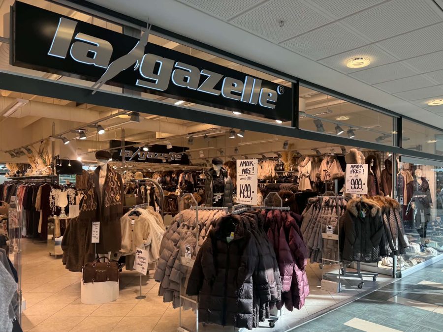 Indgangen til La Gazelle med skilt og dunjakker